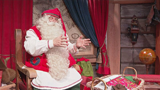 Санта-Клаус в своей деревне в Лапландии готовится к Рождеству