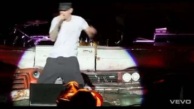 Eminem – Love The Way You Lie feat.Rihanna (Live In Canada 2011)