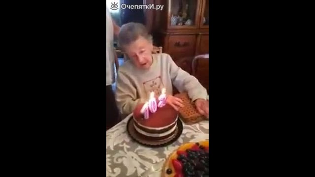 102-летняя бабушка задувает свечи