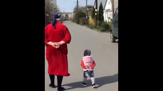 Внучка копирует походку бабушки