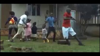Африканские дети танцуют на заднем дворе дома