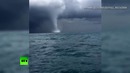 Смерч преследует рыболовецкое судно в Чёрном море — видео