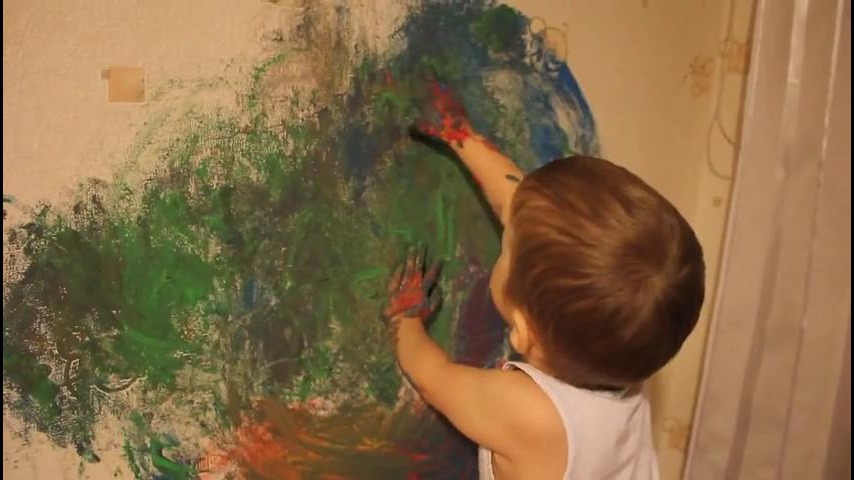 Мальчик разрисовал. Дети изрисовали обои. Ребенок изрисовал кухню. Ребенок изрисовал стену. Мальчик разрисовал стену на кухне.