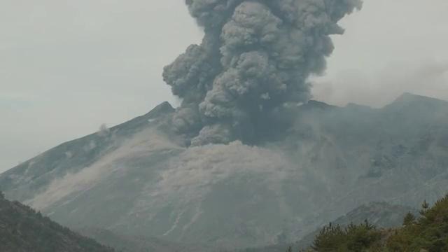Видео недавнего извержения вулкана в Японии
