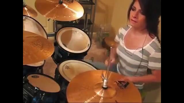 Девушка классно играет на барабанах