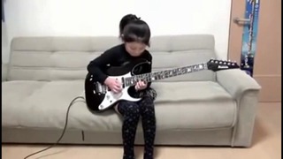Васьмилетняя девочка очень круто играет на электрогитаре