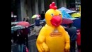 Вот жгет чувак в костюме петуха