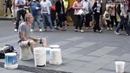 Уличный барабанщик