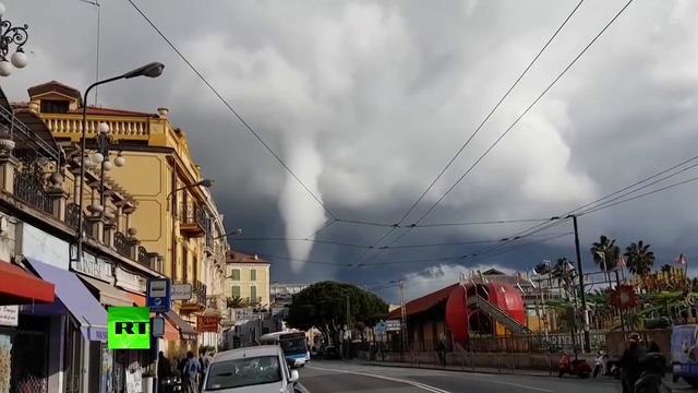Очевидец снял на видео смерч в курортном городе Италии