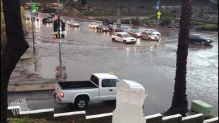Lamborghini Drives Through Flood El Nino
