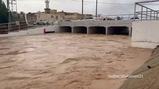 Климатический дурдом на планете. Ураган гонит волны по улицам после наводнения в Саудовской Аравии