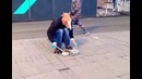 Лошадь играет на улице