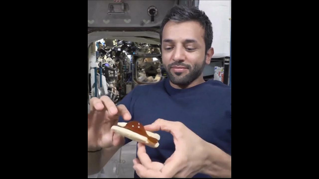 Космонавт в невесомости кушают хлеб с мëдом