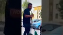 Дворник починил машину метлой, шокировав хозяина авто! | Новостничок