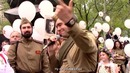 Американец сделал предложение своей девушке во время акции «Бессмертный полк»