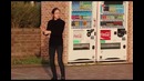 Девушка играет в бейсбол сама с собой