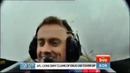 Телеведущий упал в обморок во время эфира в самолете
