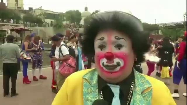 Сотни клоунов съехались в столицу Перу