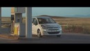 Французский бульдог делает гимнастику в рекламе Citroen