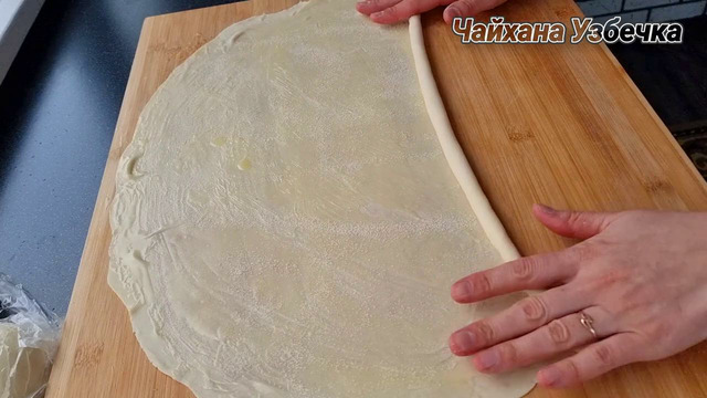 Узбекская Слоеная лепешка катлама на сковороде