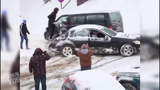 Как Mercedes Benz спасен от снега