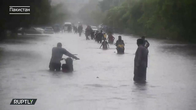 Тотальное уничтожение в Азии. Дожди и наводнения, песчаная буря и инфекция мучают города в Пакистане