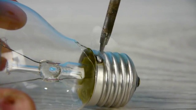 Что будет если лампочку заполнить водой и включить? эксперимент с лампочкой