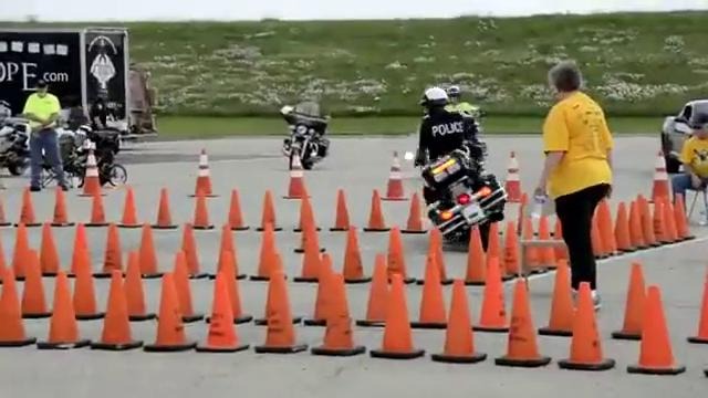 Полисмен сдаёт тест на вождение мотоцикла