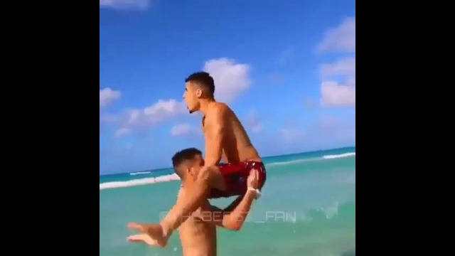 Рестлеры на пляже