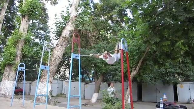 Солнышко на турнике 73 года