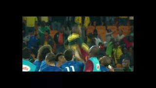 Неймар приветствует ребенка в товарищеском матче в Бразилии и Южной Африки