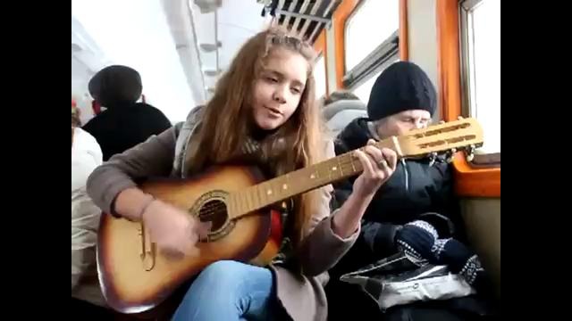 Русская девушка поет ‘Je veux’ под гитару в электричке