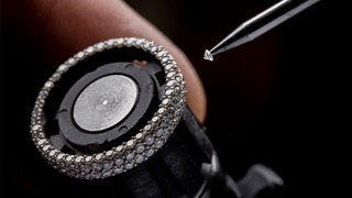 Платиновое кольцо, инкрустированное бриллиантами со всех сторон