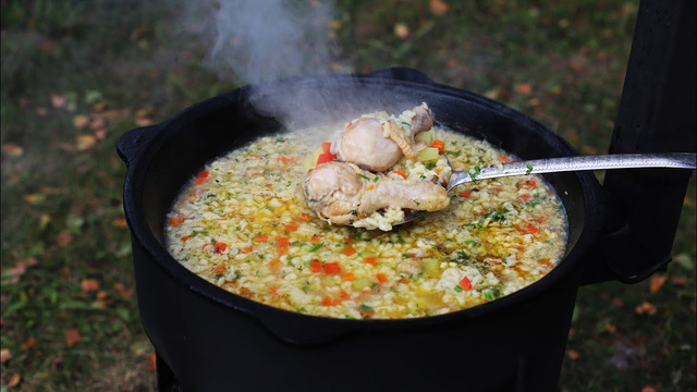 Домашний суп из жареной курицы с клёцками в казане