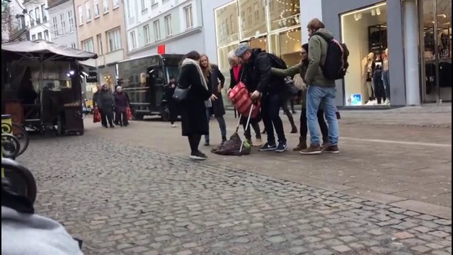 Бездомный vs обычный парень. Как помогают в Дании нуждающимся