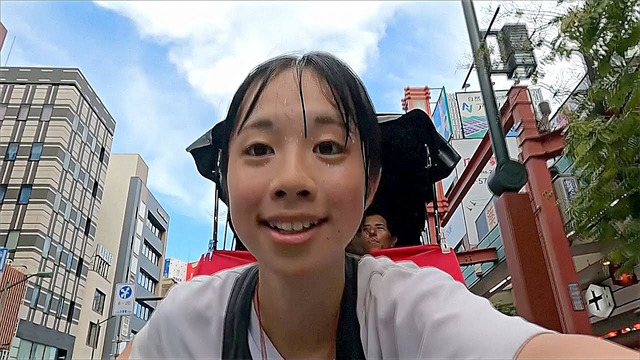Девушка-рикша толкает 250-килограммовые тележки по улицам Токио