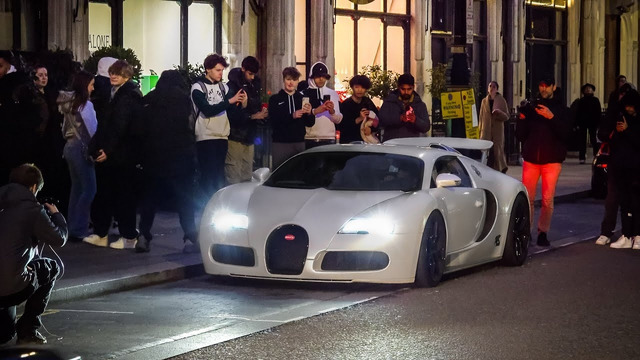 Bugatti Veyron causes Chaos in London