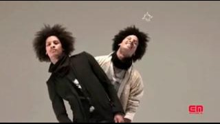 Les twins share the fun with emobile