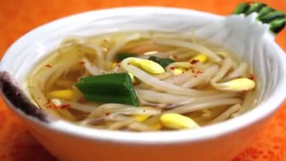 Korean Food: Soybean Sprout Soup (콩나물 국)