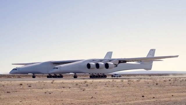 Опубликовано видео испытаний самого большого в мире самолета