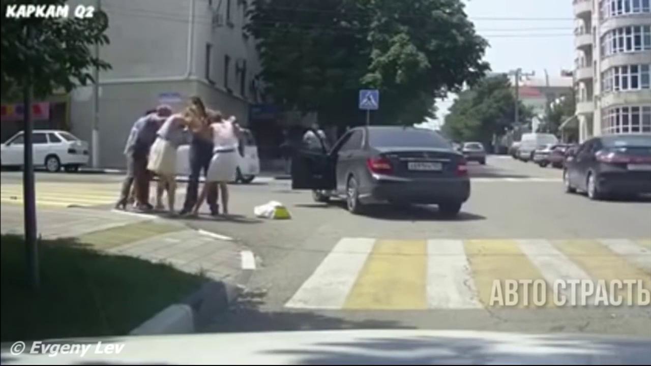 Подруги остановили тачку возле незнакомца желая с ним развлечься