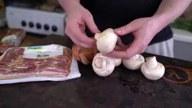 Ребра в сетке из бекона с луком и грибами