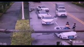 Водитель чудом выжил после того, как его автомобиль расплющило краном (видео)