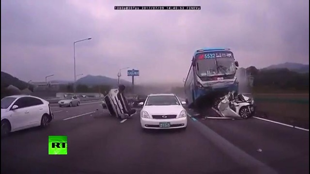 В Южной Корее автобус раздавил несколько автомобилей на шоссе