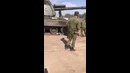 Солдаты остановили гаубицу при помощи кирпичей