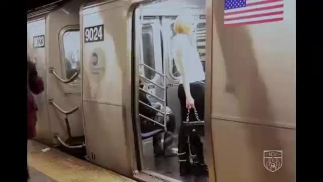 Модель в Нью Йорке поедает сумку