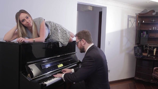 Как заставить влюбиться девушку играя на пианино