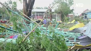 В Таиланде во время шторма крыша здания обвалилась на людей