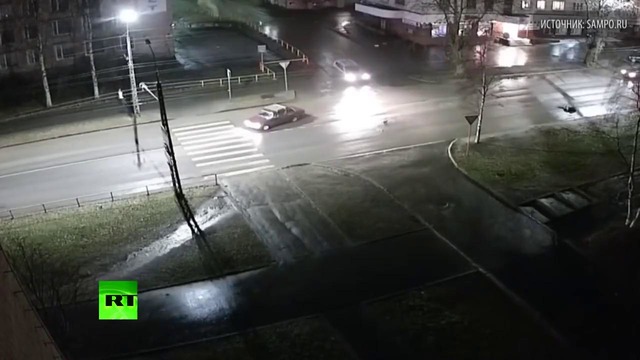 Перевернувшийся в воздухе после столкновения с автомобилем пешеход остался жив