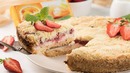 Пирог с творогом и клубникой